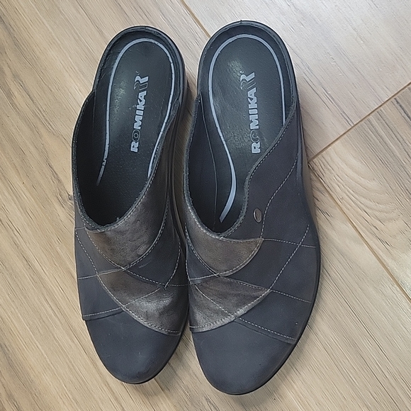 Romika Two Toned Metallic Leather Clogs - Picture 11 of 16